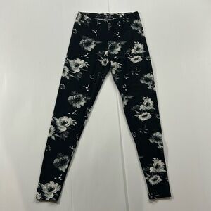 336. One Step Ahead Black and White Floral Pants (M)